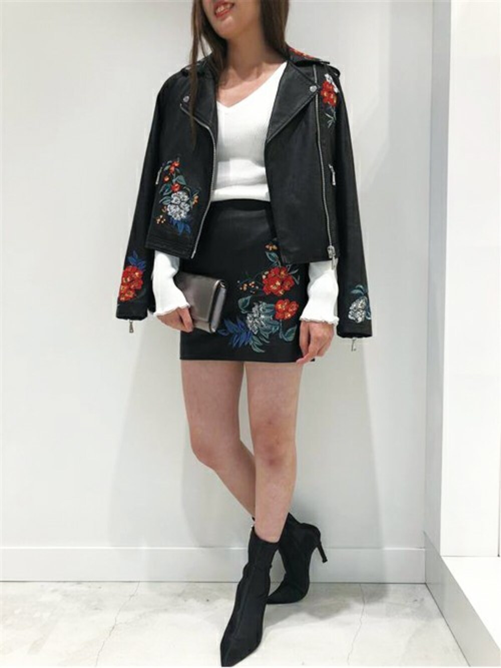 「guess、guessgirl」｜「GuessのEMBROIDERED FAUX-LEATHER MOTO JACKET（ライダースジャケット、ブラック系）」を使った、GUESS JAPANさん（レディース・163cm）の秋コーディネートの1枚目の写真