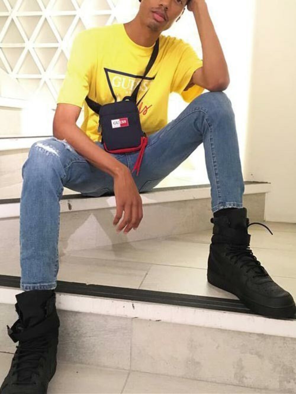 ブルー系のショルダーバッグ、イエロー系のTシャツ/カットソーを着用したメンズの秋コーディネートの1枚目の写真