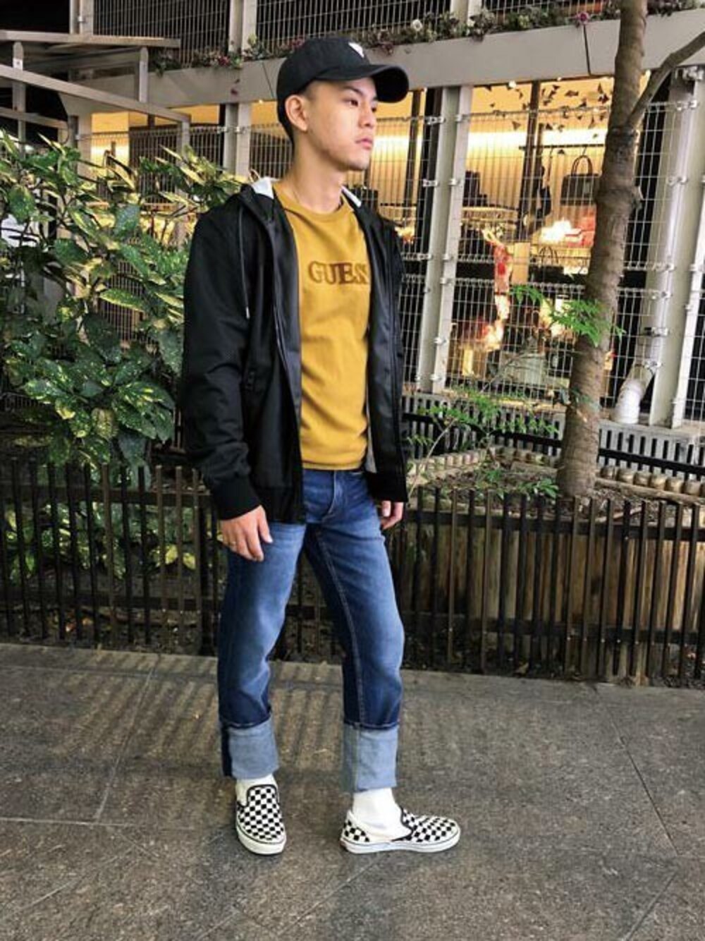 「guess、Guess Jeans 、guessjeans」｜「GuessのLOGO CONNOR SWEATER（ニット/セーター、ブラック系）」を使った、GUESS JAPANさん（メンズ・168cm）の秋コーディネートの1枚目の写真