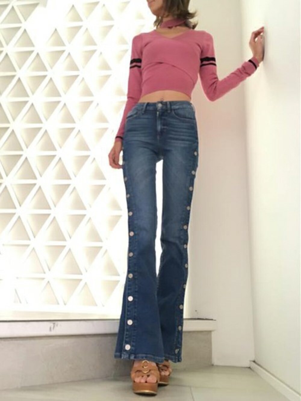 ブルー系のデニムパンツ、ピンク系のニット/セーターを着用したレディースの秋コーディネートの1枚目の写真