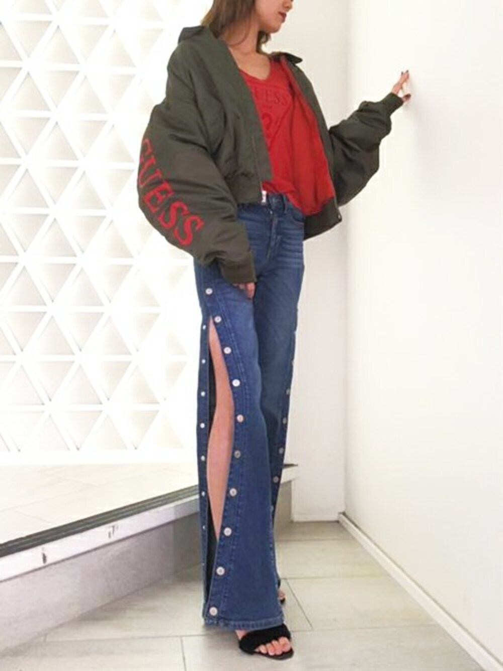 「guess、Guess Jeans 、guessjeans、guessgirl」｜「GuessのBOMBER JACKET（ブルゾン、グリーン系）」を使った、GUESS JAPANさん（レディース・173cm）の秋コーディネートの1枚目の写真