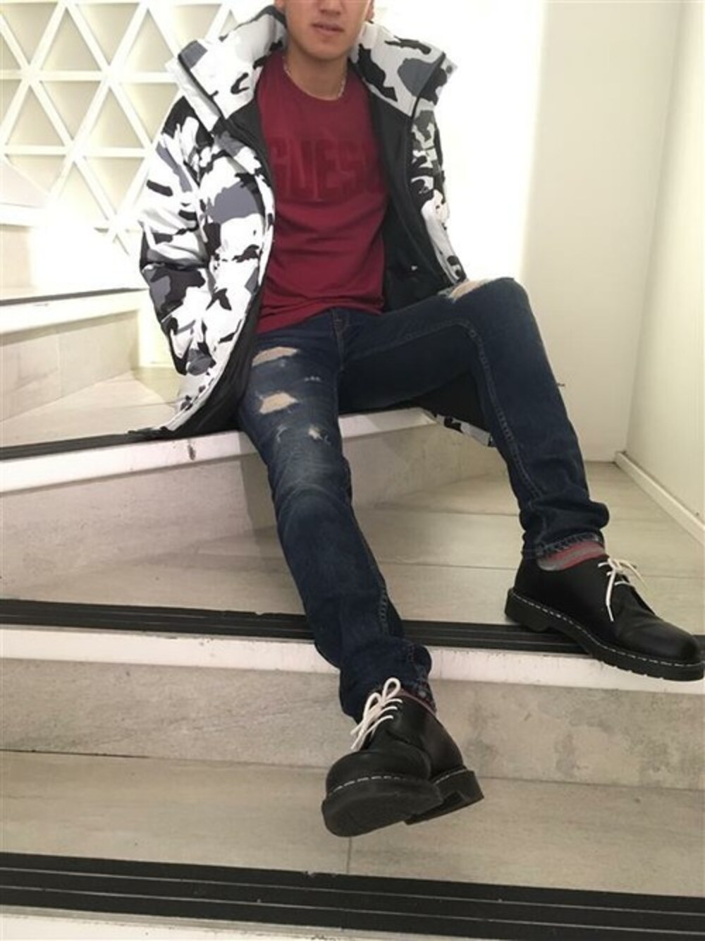 その他のダウンジャケット/コート、ブラック系のTシャツ/カットソー、ブルー系のデニムパンツを着用したメンズの秋コーディネートの1枚目の写真