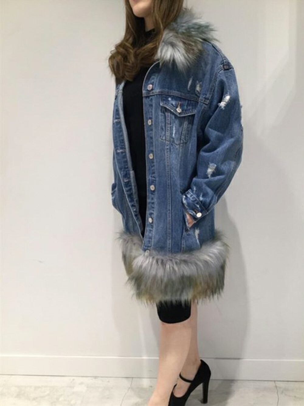 「guess、guessgirl」｜「GuessのSABINE SWEATER LONG DRESS（ドレス、ブラック系）」を使った、GUESS JAPANさん（レディース・163cm）の秋コーディネートの1枚目の写真