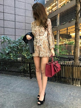 「Guess（ゲス）のアイテム（サロペット/オーバーオール）」を使った、GUESS JAPANさん（レディース・171cm）の秋コーディネート