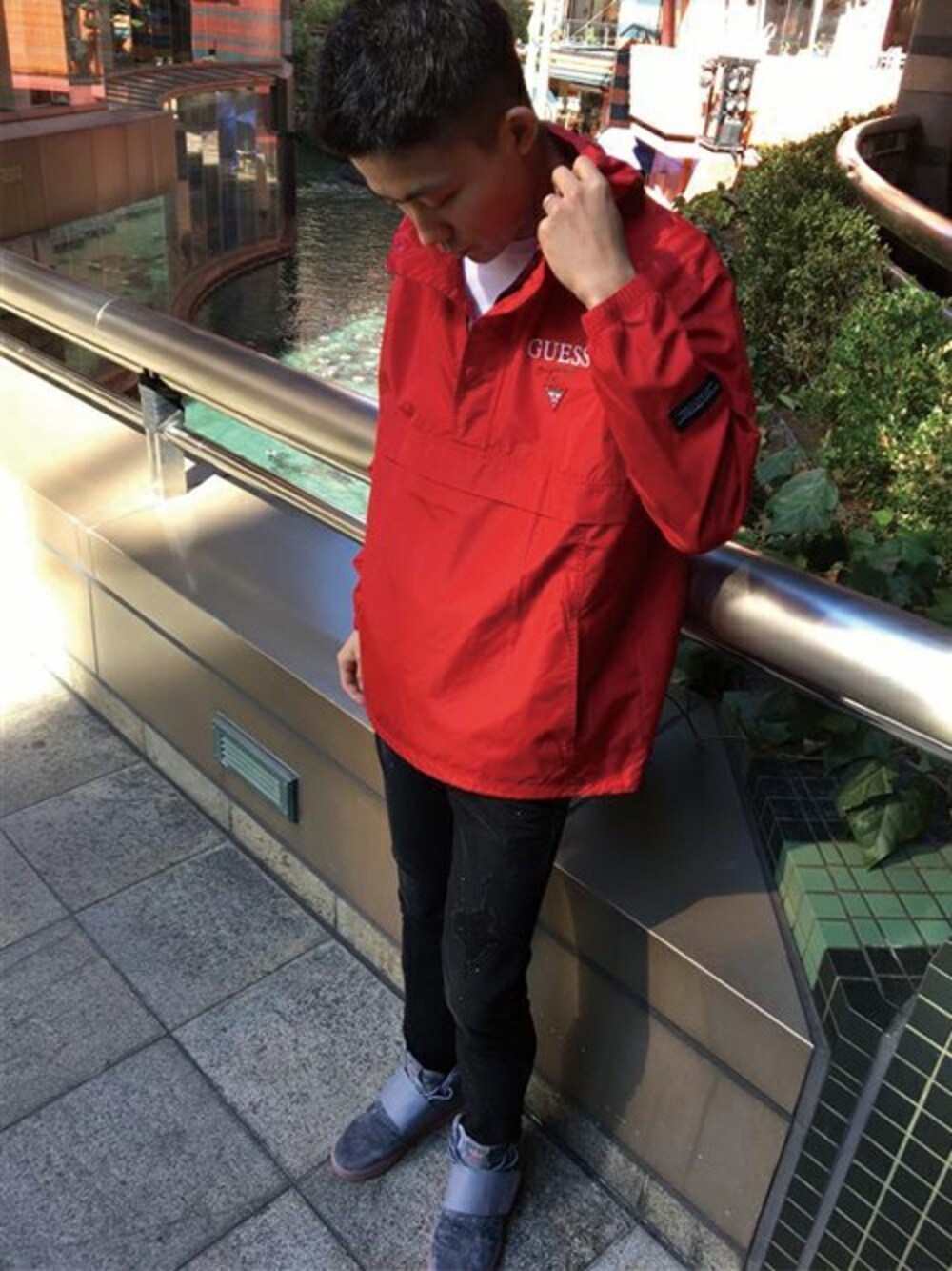 「guess、Guess Jeans 、guessjeans」｜「GuessのMEN'S DENIM PANTS（デニムパンツ、ブラック系）」を使った、GUESS JAPANさん（メンズ・175cm）の秋コーディネートの1枚目の写真