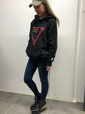 「Guess（ゲス）のアイテム（帽子）」を使った、GUESS JAPANさん（レディース・161cm）の秋コーディネート