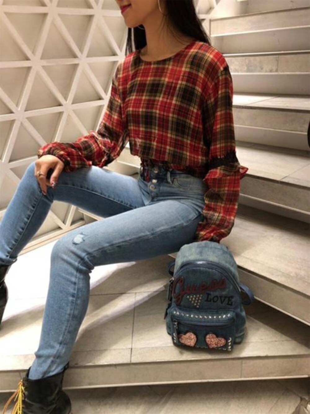 「チェック、Denime、denim、チェック柄、backpack、guess、Guess Jeans 、guessjeans、guessgirl」｜「Guessの1981 EXPOSED BUTTON HIGH-RISE SKINNY DENIM PANT（デニムパンツ、ブルー系）」を使った、GUESS JAPANさん（レディース・164cm）の秋コーディネートの1枚目の写真