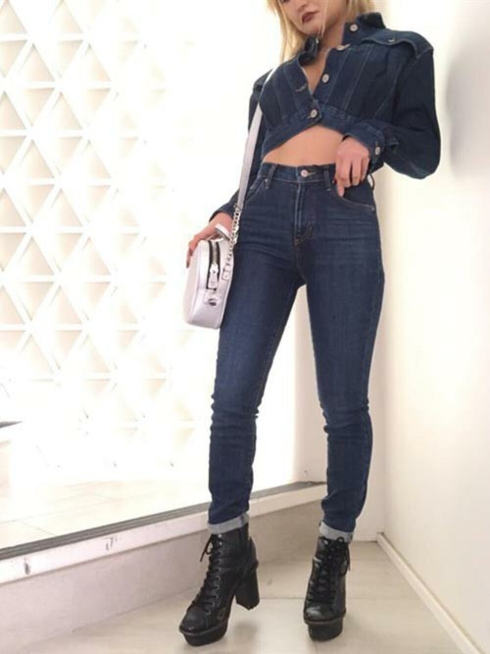 「Denime、denim、backpack、guess、denimjacket、Guess Jeans 、guessjeans、guessgirl」｜「GuessのRETRO CROPPED DENIM JACKET（デニムジャケット、ブルー系）」を使った、GUESS JAPANさん（レディース・160cm）の秋コーディネートの1枚目の写真
