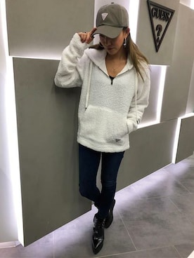 「Guess（ゲス）のアイテム（帽子）」を使った、GUESS JAPANさん（レディース・161cm）の秋コーディネート