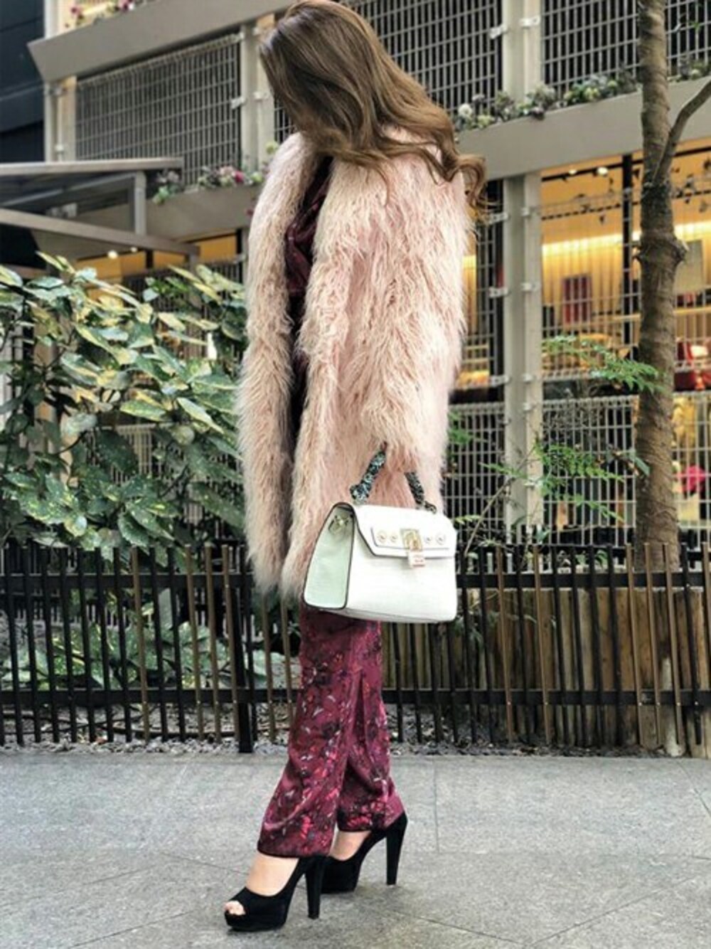 「BAG、オーバーオール、coat、guess、guessgirl」｜「GuessのHUGH FLORAL SATIN JUMPSUIT（サロペット/オーバーオール、レッド系）」を使った、GUESS JAPANさん（レディース・171cm）の冬コーディネートの1枚目の写真