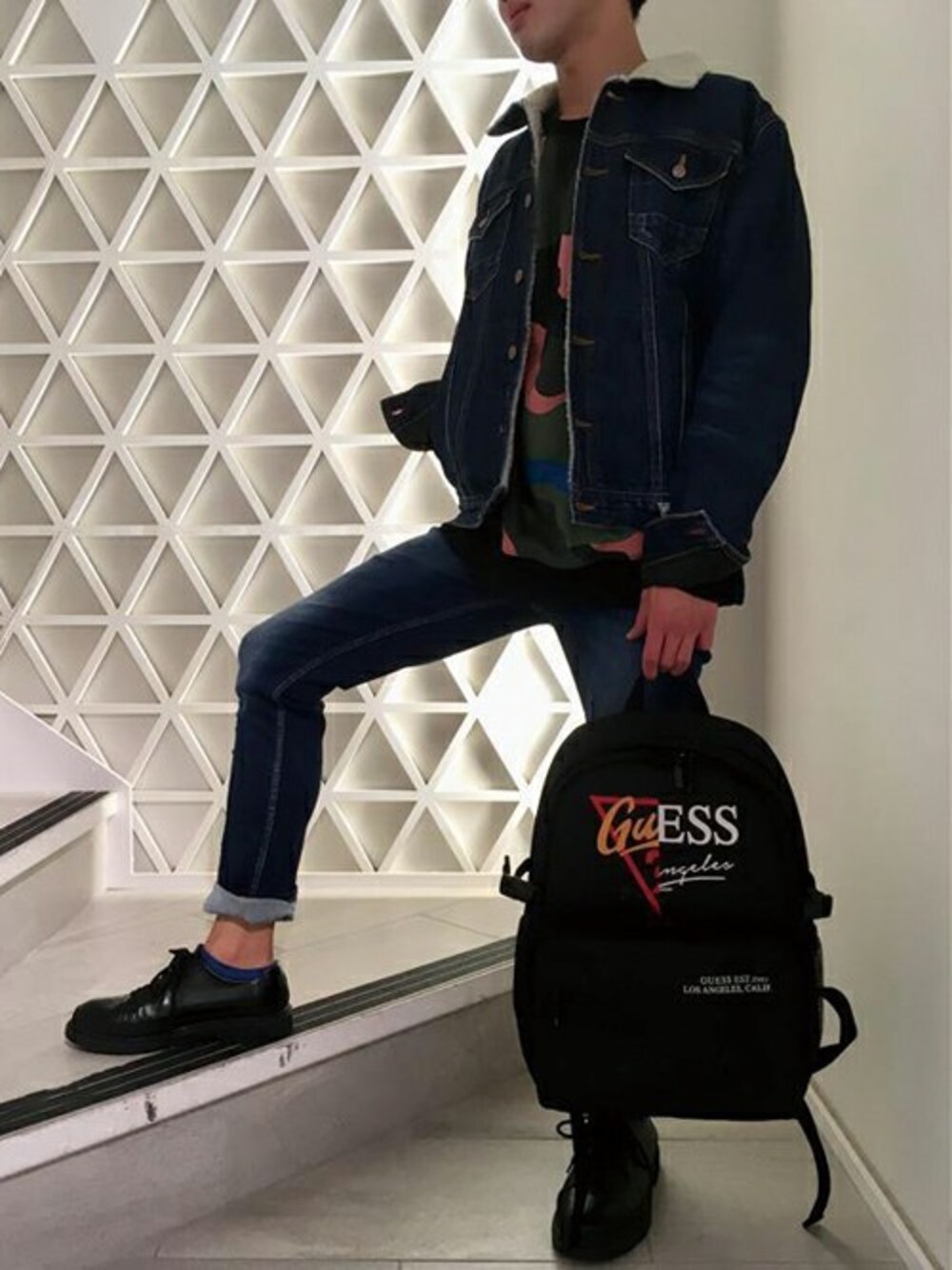 「BAG、guess、denim jacket、bagpack、Guess Jeans 、guessjeans」｜「GuessのGALE DENIM JACKET（デニムジャケット、ブルー系）」を使った、GUESS JAPANさん（メンズ・175cm）の冬コーディネートの1枚目の写真