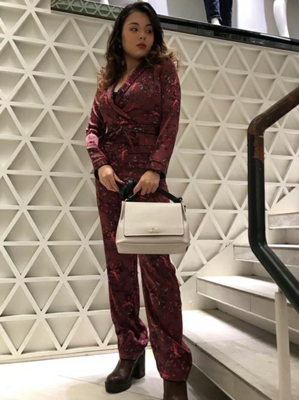 「BAG、ロンパース、ジャンプスーツ、guess、guessgirl」｜「GuessのHUGH FLORAL SATIN JUMPSUIT（サロペット/オーバーオール、レッド系）」を使った、GUESS JAPANさん（レディース・160cm）の冬コーディネートの1枚目の写真