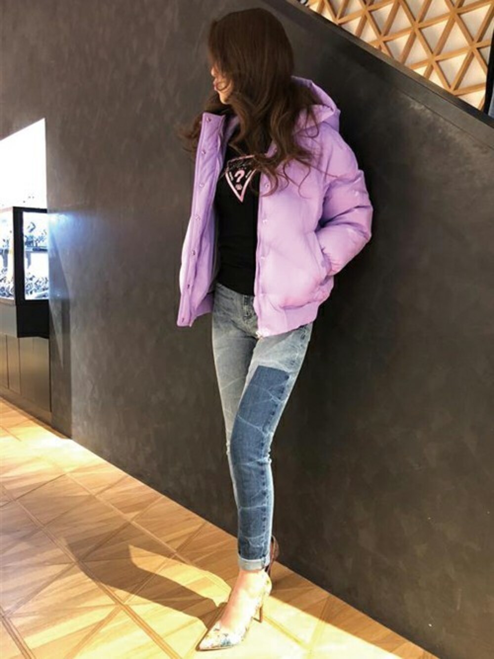 「ダウンジャケット、ロゴT、denim、guess、Guess Jeans 、guessjeans、guessgirl」｜「GuessのGOOSE DOWN JACKET（ダウンジャケット/コート、パープル系）」を使った、GUESS JAPANさん（レディース・172cm）の冬コーディネートの1枚目の写真