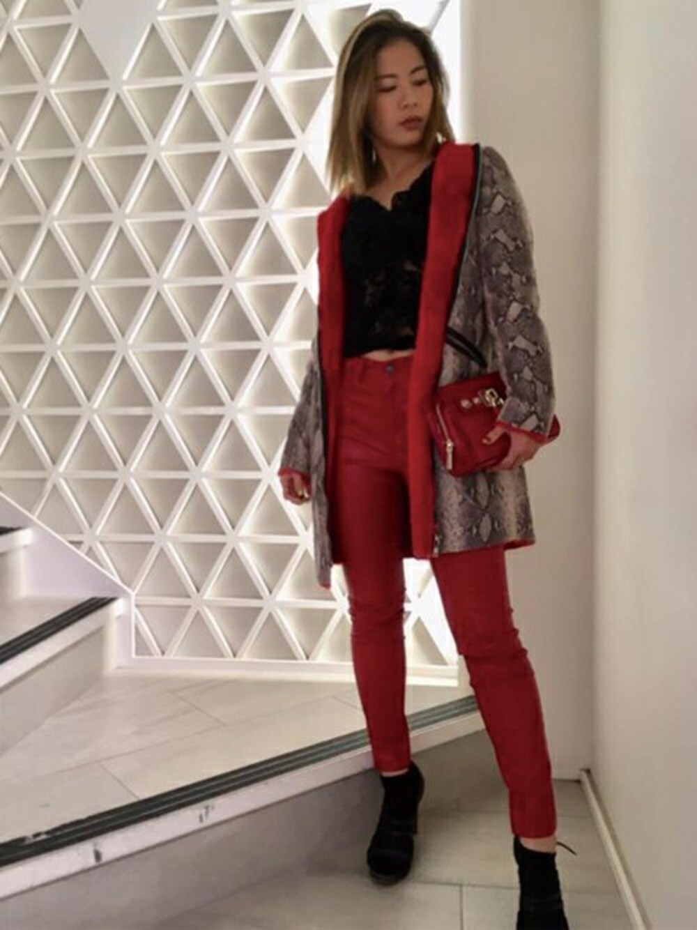 「レッド、red、guess、Guess Jeans 、guessjeans、guessgirl」｜「GuessのSANDRA 1981 FAUX-LEATHER PANTS（デニムパンツ、レッド系）」を使った、GUESS JAPANさん（レディース・165cm）の冬コーディネートの1枚目の写真