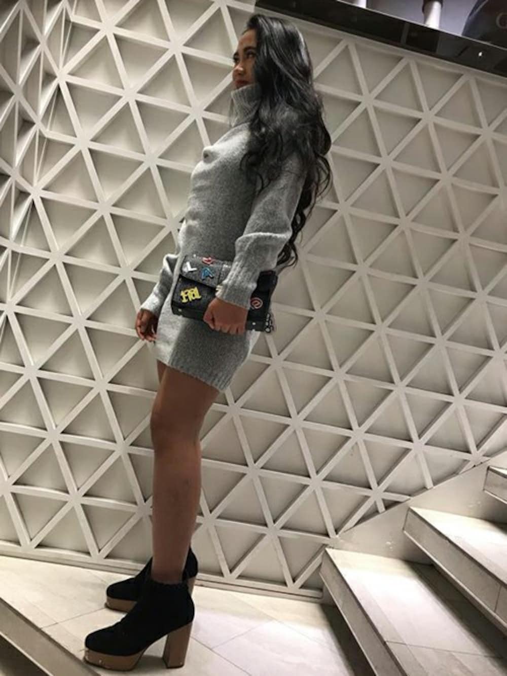 「ワンピース、クラッチバッグ、BAG、dress、ドレス、guess、guessgirl」｜「GuessのBLOUSON-SLEEVE SWEATER DRESS（ドレス、グレー系）」を使った、GUESS JAPANさん（レディース・160cm）の冬コーディネートの1枚目の写真