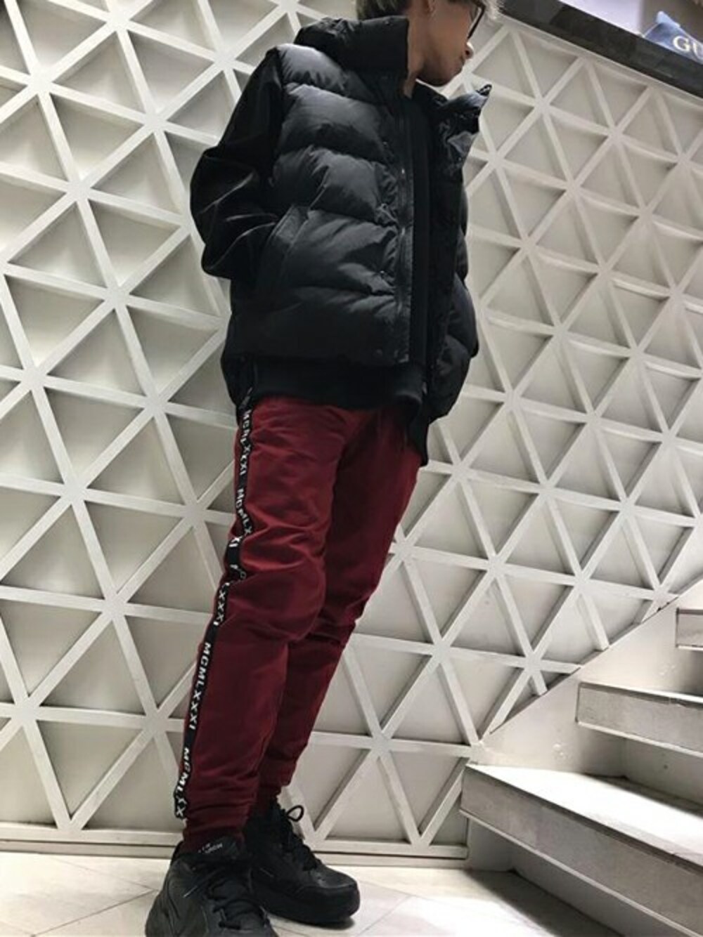 「ダウンベスト、ジャージ、スポーティー、guess」｜「GuessのLOGO HOODED DOWN VEST（ダウンベスト、ブラック系）」を使った、GUESS JAPANさん（メンズ・170cm）の冬コーディネートの1枚目の写真