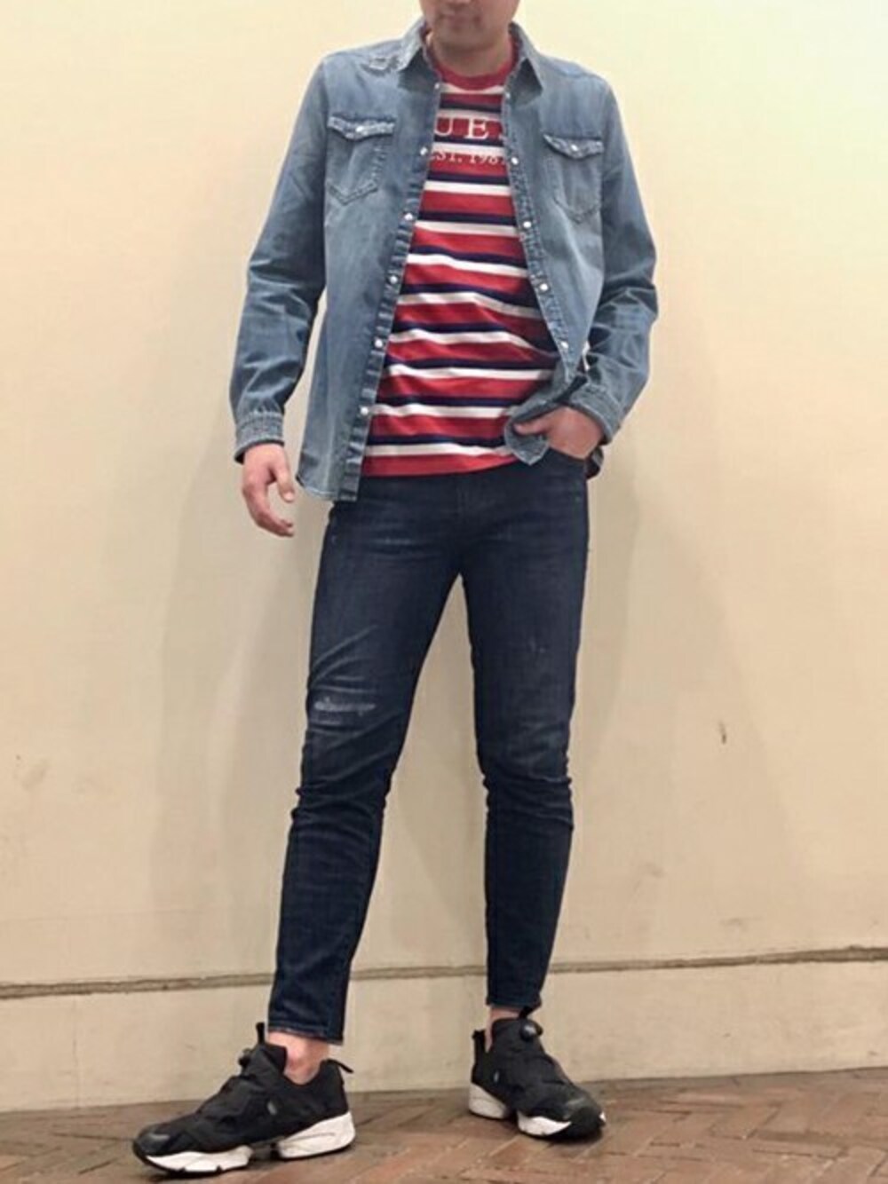 レッド系のTシャツ/カットソー、ブルー系のシャツ/ブラウスを着用したメンズの冬コーディネートの1枚目の写真