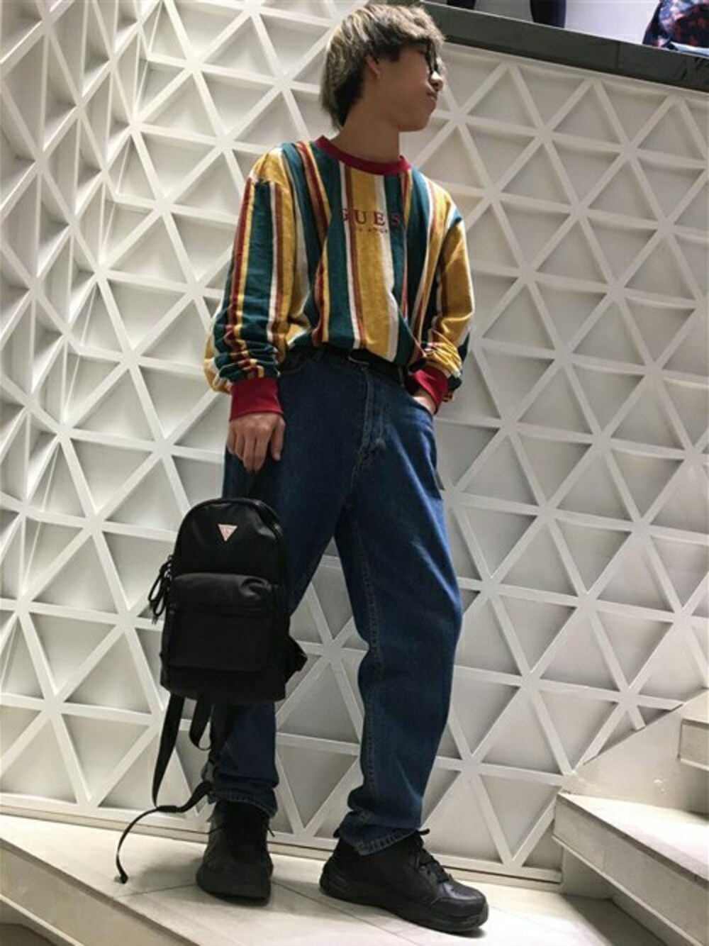 「デニム、denim、ストライプ、ボディバッグ、guess、Guess Jeans 、guessjeans」｜「GuessのJAMES RELAX STRAIGHT DENIM PANT 【JAPAN EXCLUSIVE ITEM】（デニムパンツ、ブルー系）」を使った、GUESS JAPANさん（メンズ・170cm）の冬コーディネートの1枚目の写真