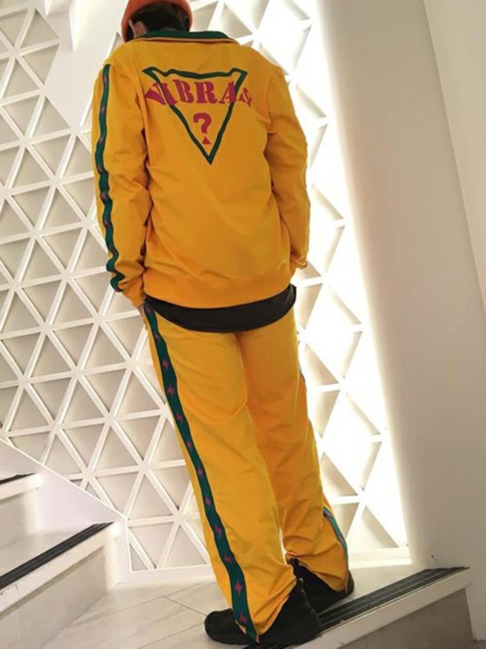 イエロー系のジャージ、イエロー系のその他パンツを着用したメンズの冬コーディネートの1枚目の写真