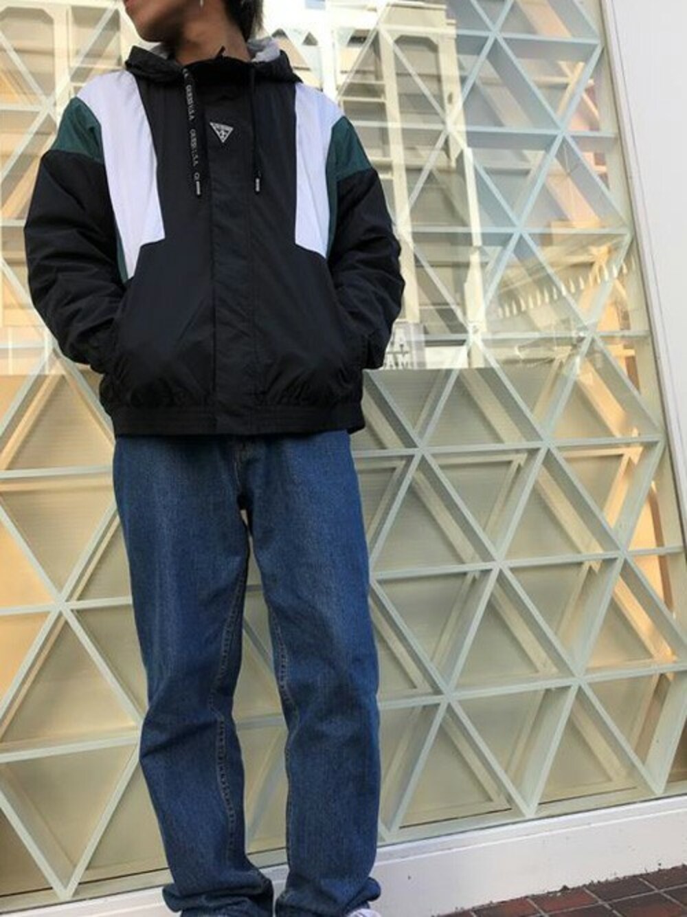 ブラック系のその他アウター、ブルー系のデニムパンツを着用したメンズの春コーディネートの1枚目の写真