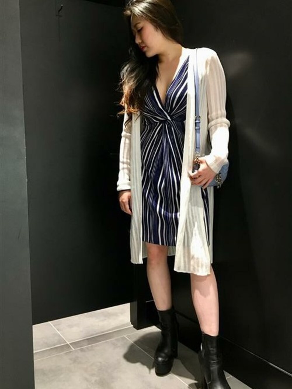 ブルー系のワンピース、ホワイト系のカーディガン/ボレロ、ブルー系のボディバッグ/ウエストポーチを着用したレディースの春コーディネートの1枚目の写真