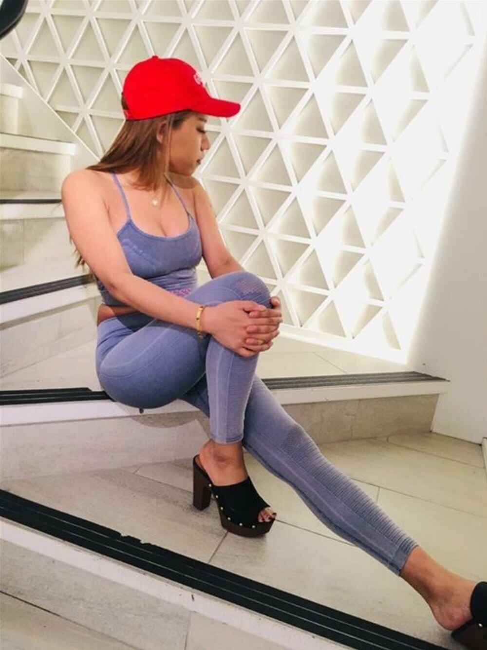 グレー系のその他アンダーウェア/インナー、グレー系のレギンス/スパッツ、レッド系のキャップを着用したレディースの春コーディネートの1枚目の写真