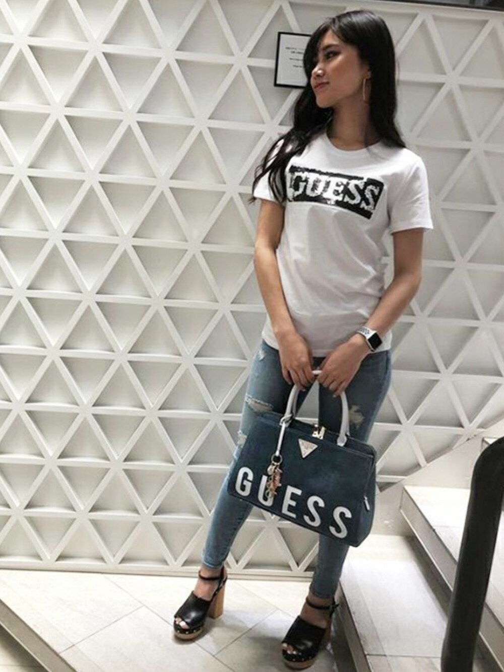 ホワイト系のTシャツ/カットソー、ブルー系のデニムパンツ、ブルー系のショルダーバッグを着用したレディースの春コーディネートの1枚目の写真