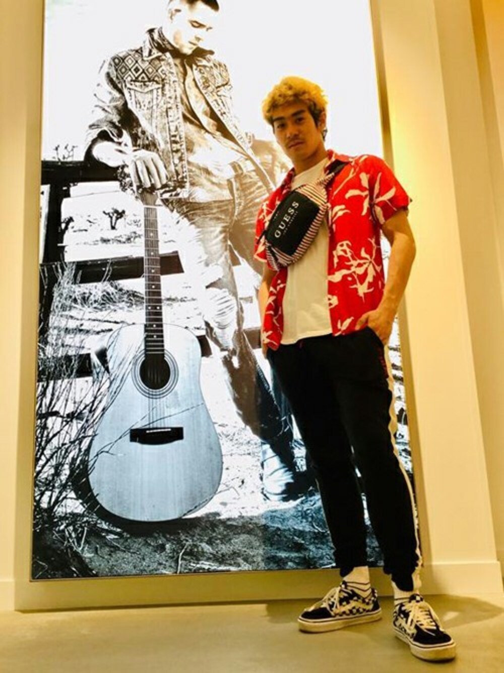 ブルー系のシャツ/ブラウス、ホワイト系のTシャツ/カットソー、ブラック系のその他パンツを着用したメンズの春コーディネートの1枚目の写真