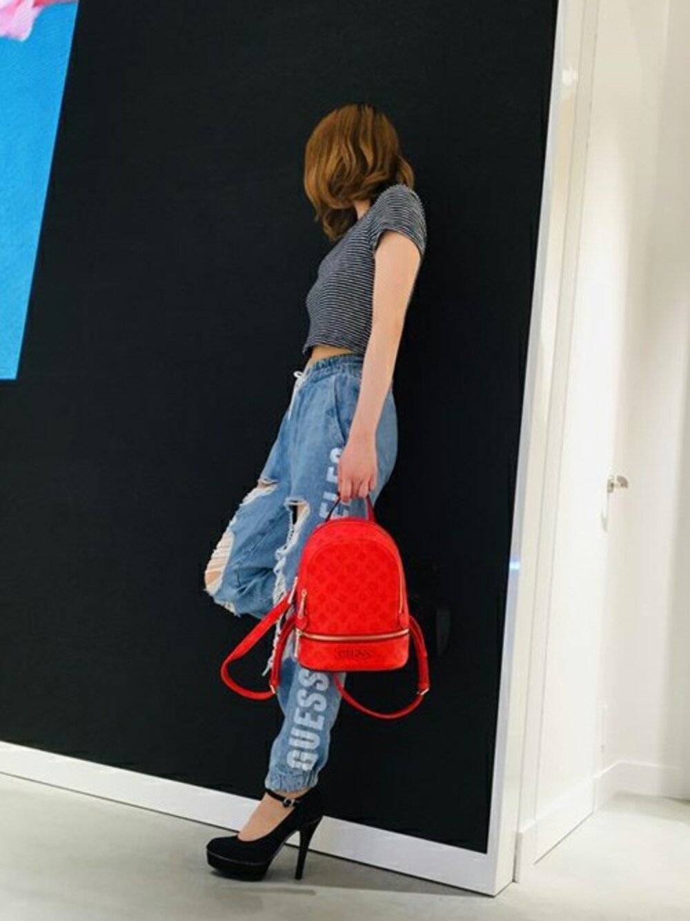 ブルー系のTシャツ/カットソー、ブルー系のデニムパンツ、レッド系のバックパック/リュックを着用したレディースの夏コーディネートの1枚目の写真