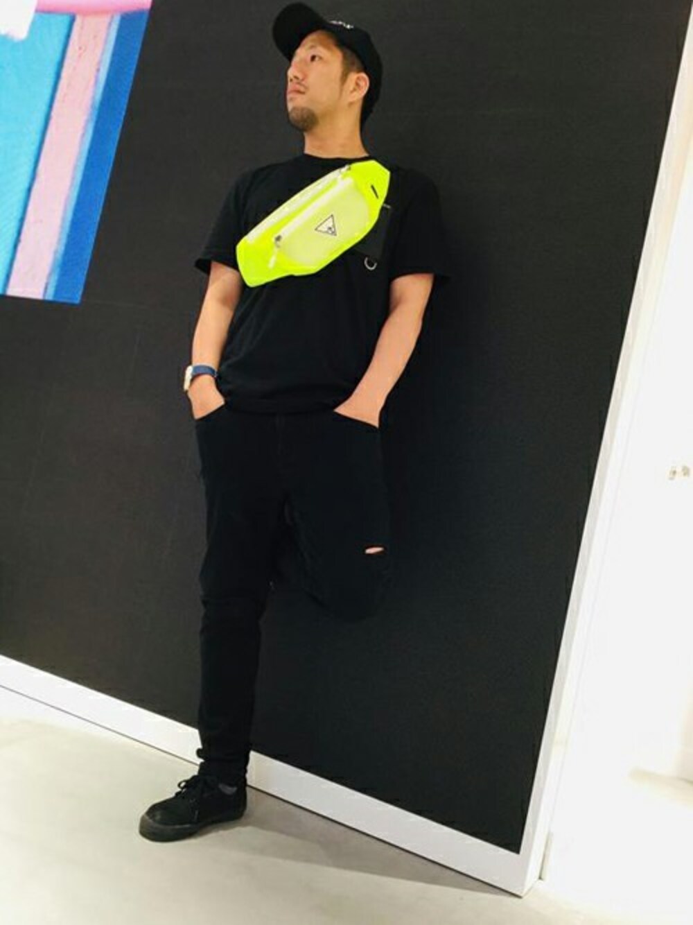 ブラック系のTシャツ/カットソー、ブラック系のデニムパンツ、グリーン系のボディバッグ/ウエストポーチを着用したメンズの夏コーディネートの1枚目の写真