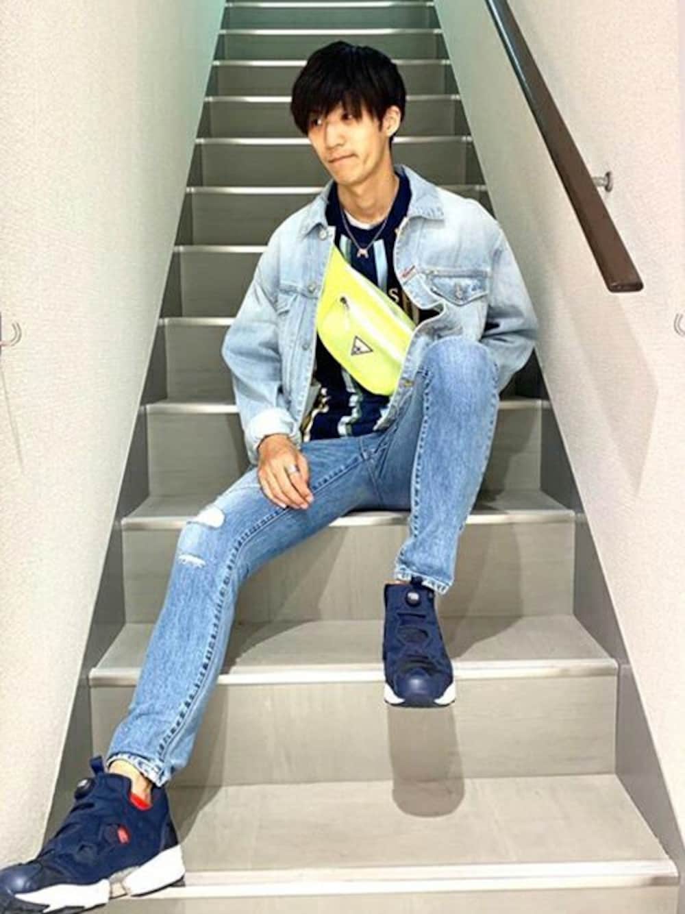 ブルー系のTシャツ/カットソー、グリーン系のボディバッグ/ウエストポーチを着用したメンズの夏コーディネートの1枚目の写真