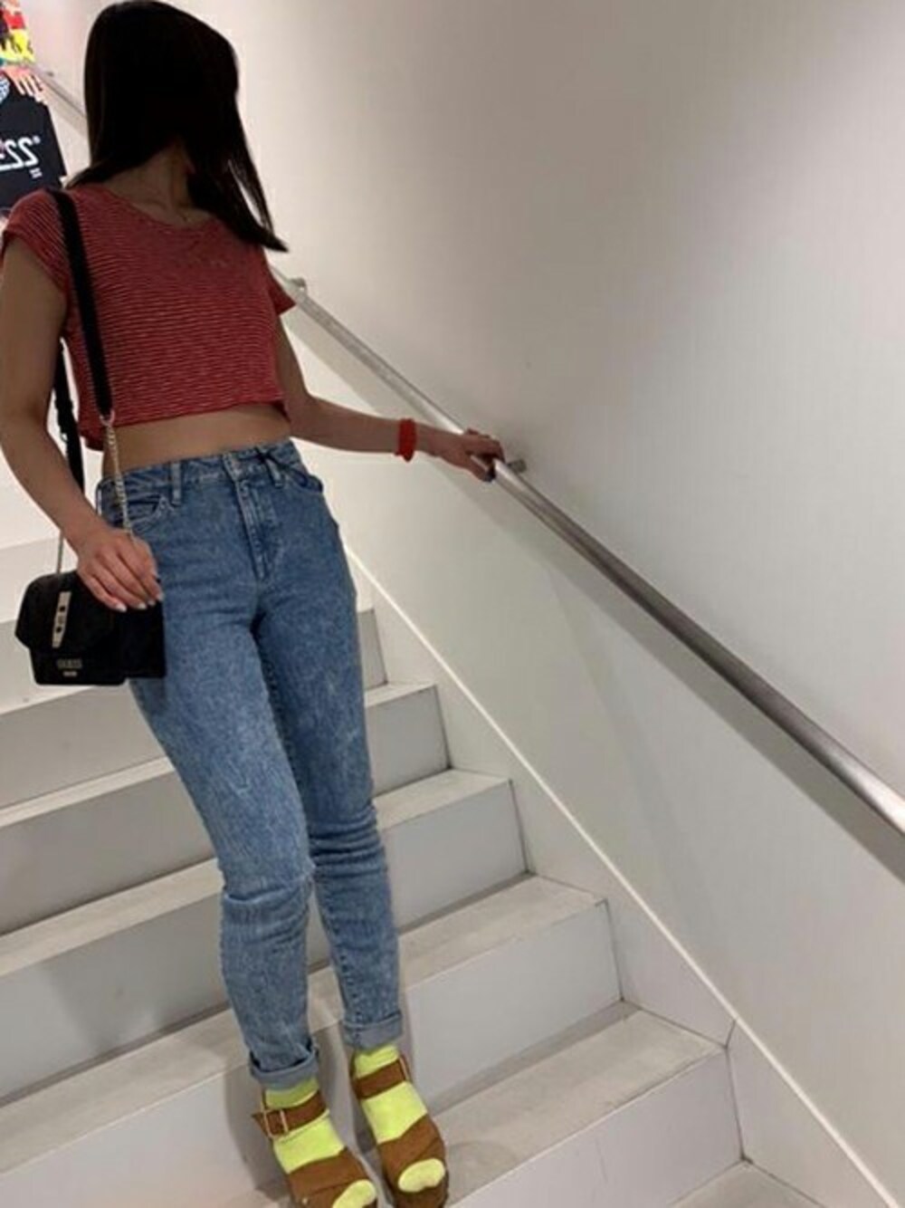 レッド系のTシャツ/カットソー、ブルー系のデニムパンツ、ブラック系のショルダーバッグを着用したレディースの夏コーディネートの1枚目の写真