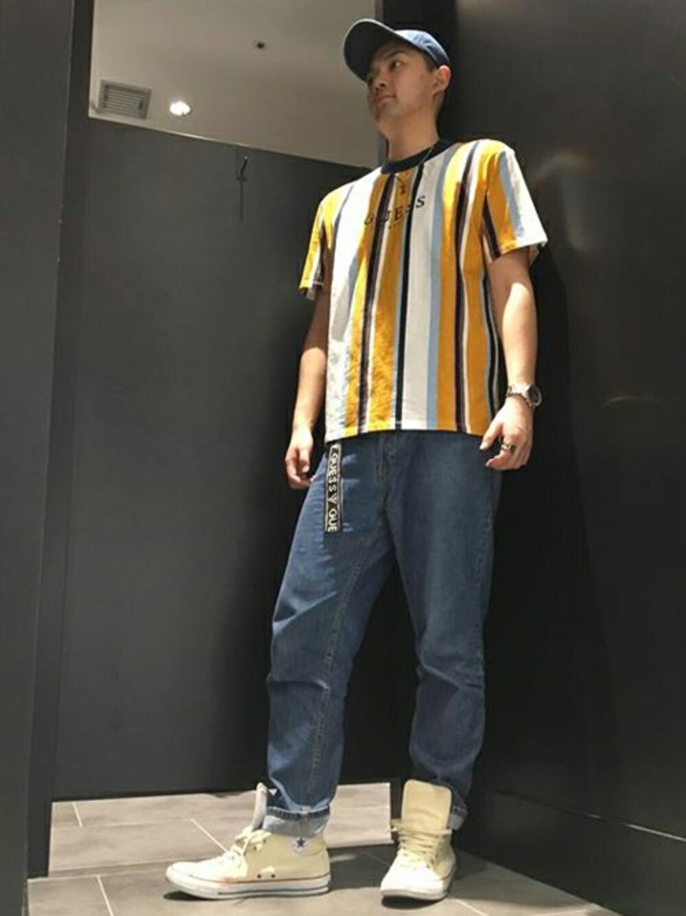 「デニム、キャップ、Tシャツ、ストライプ、ロゴ、デニムパンツ、夏コーデ、guess、ロゴキャップ、Tシャツ×デニム」｜「GuessのTRIANGLE LOGO DENIM 6PANEL CAP (ゲス トライアングルロゴ デニム6パネルキャップ)（キャップ、ブルー系）」を使った、GUESS JAPANさん（メンズ・188cm）の夏コーディネートの1枚目の写真