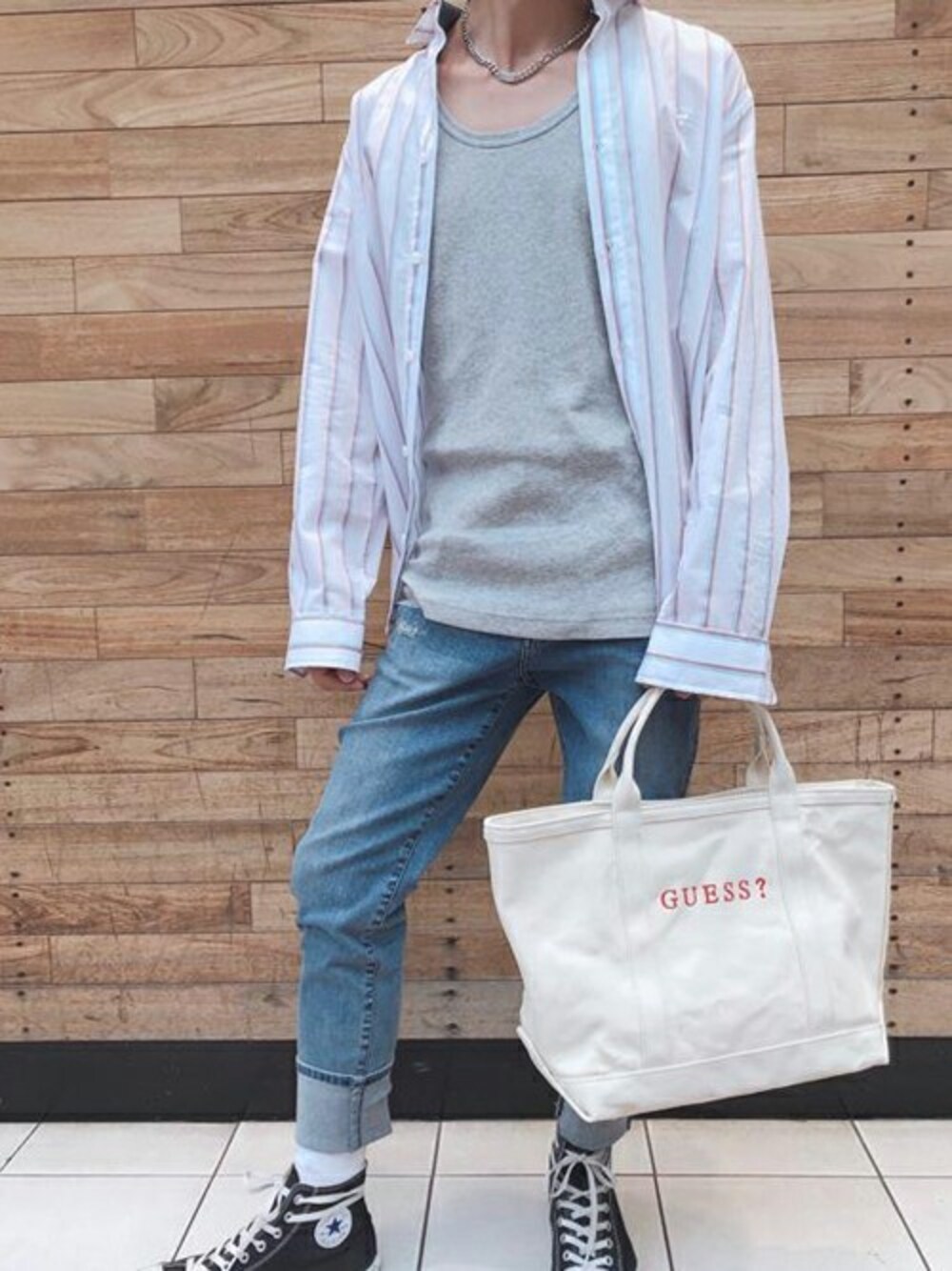 「デニム、トートバッグ、シャツ、ストライプ、デニムパンツ、ストライプシャツ、guess、ロゴトート」｜「GuessのSTRIPE SHIRT（シャツ/ブラウス、ホワイト系）」を使った、GUESS JAPANさん（メンズ・170cm）の夏コーディネートの1枚目の写真