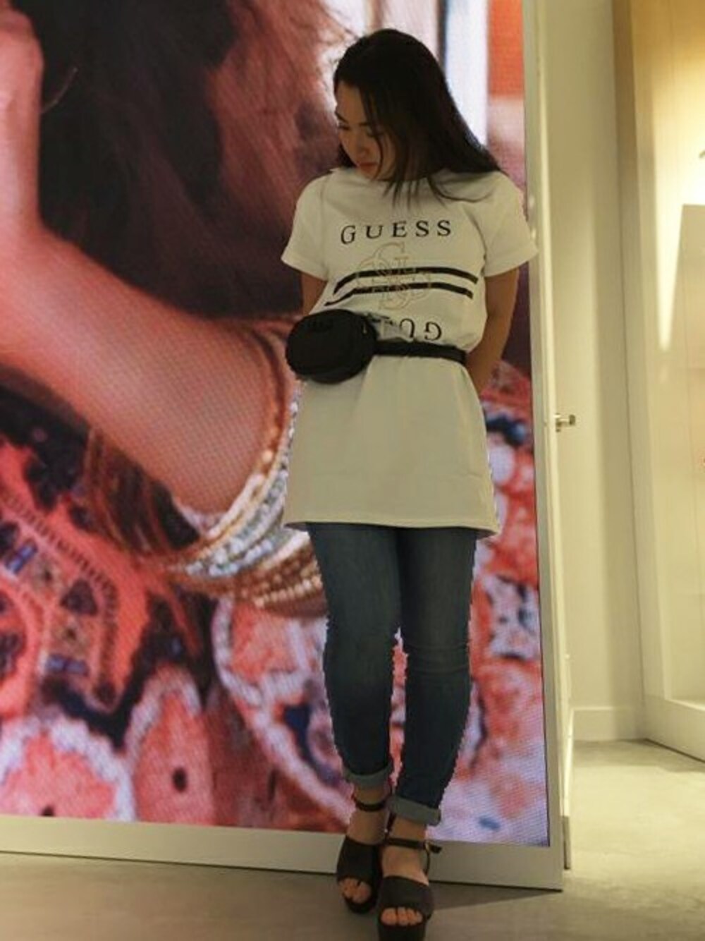 ホワイト系のワンピース、ベージュ系のボディバッグ/ウエストポーチを着用したレディースの夏コーディネートの1枚目の写真