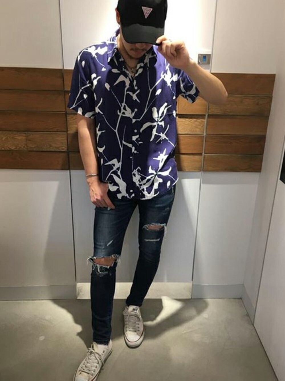 「デニム、キャップ、デニムパンツ、ダメージデニムパンツ、夏コーデ、アロハシャツ、guess、ロゴキャップ」｜「GuessのTRIANGLE LOGO 6PANEL CAP (ゲス トライアングルロゴ 6パネルキャップ)（キャップ、ブラック系）」を使った、GUESS JAPANさん（メンズ・175cm）の夏コーディネートの1枚目の写真