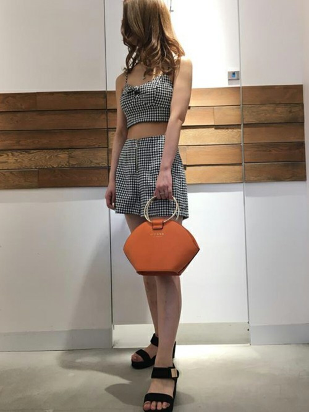 「セットアップ、ショートパンツ、モノトーン、オレンジ、ビスチェ、夏コーデ、guess」｜「GuessのDAWN GINGHAM TIED TOP（キャミソール、ブラック系）」を使った、GUESS JAPANさん（レディース・161cm）の夏コーディネートの1枚目の写真