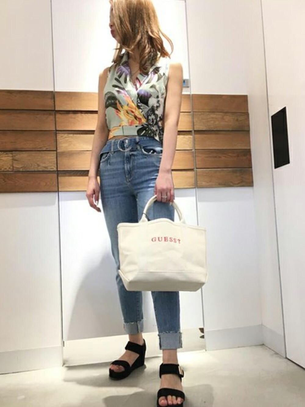 グリーン系のシャツ/ブラウス、ブルー系のデニムパンツ、ホワイト系のトートバッグを着用したレディースの夏コーディネートの1枚目の写真