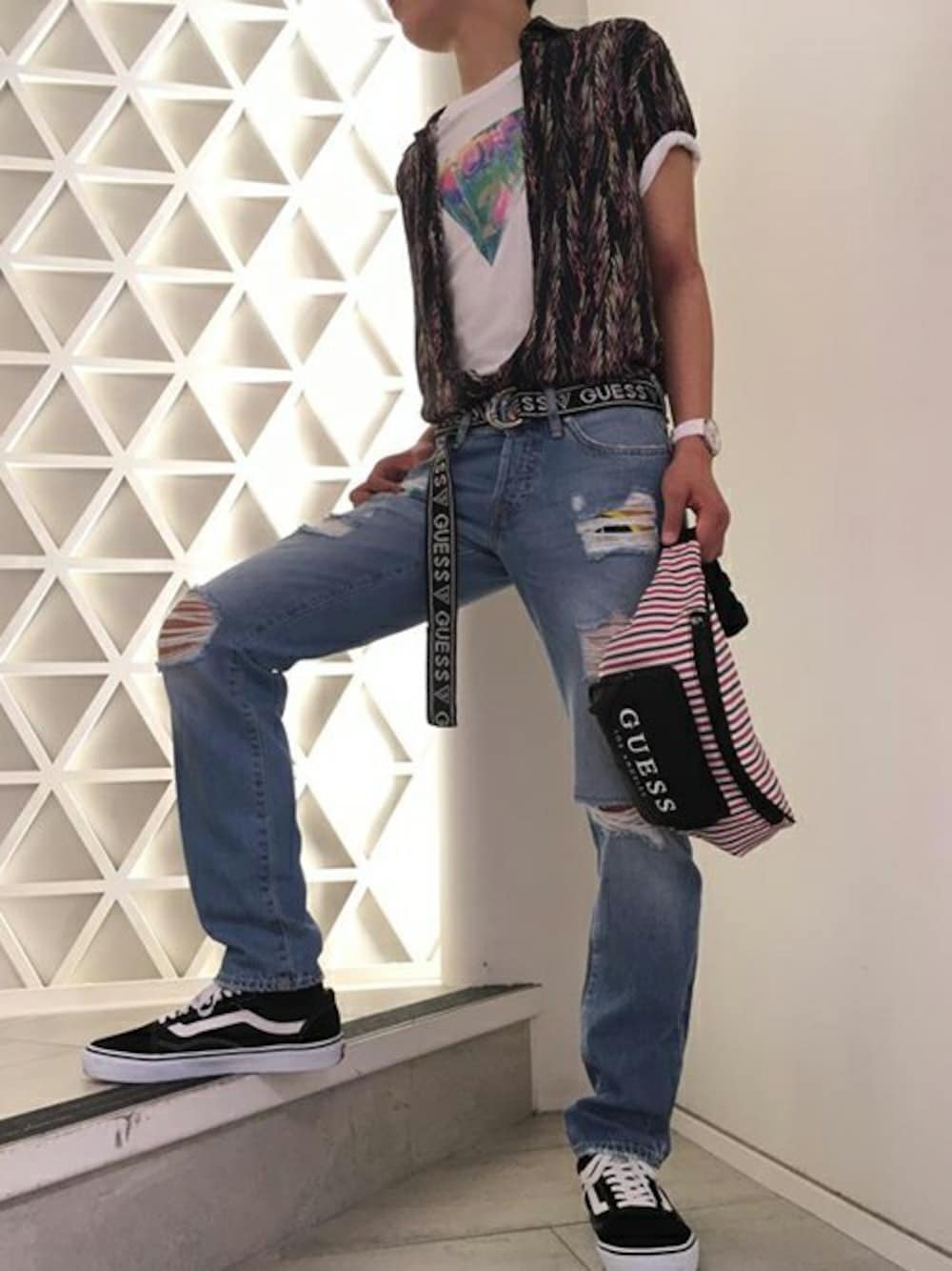 ホワイト系のTシャツ/カットソー、ブルー系のデニムパンツ、レッド系のボディバッグ/ウエストポーチを着用したメンズの夏コーディネートの1枚目の写真