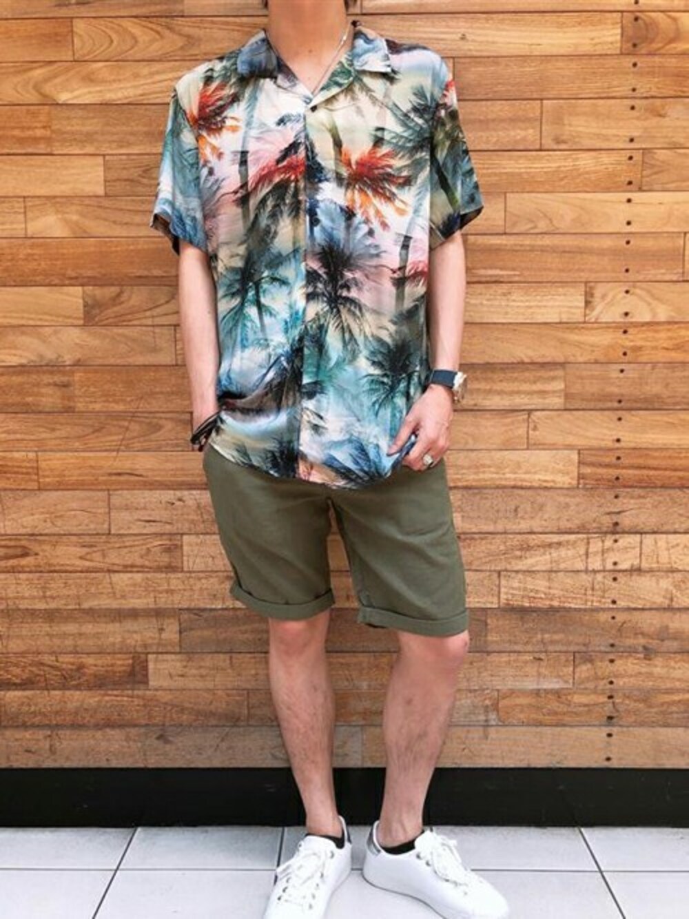 その他のシャツ/ブラウス、グリーン系のその他パンツを着用したメンズの夏コーディネートの1枚目の写真