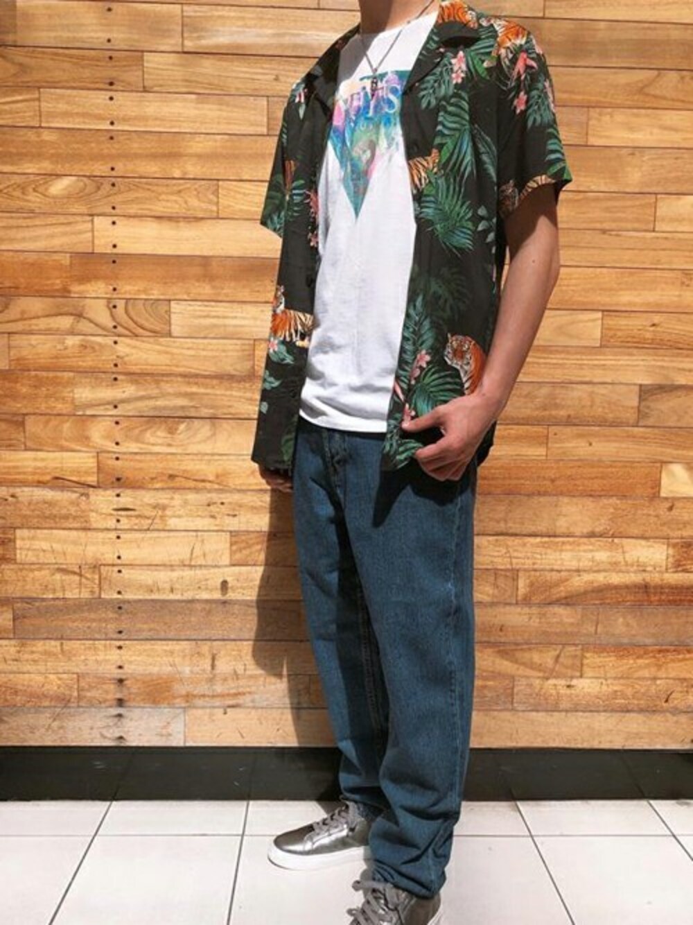 ホワイト系のTシャツ/カットソー、ブラック系のシャツ/ブラウス、ブルー系のデニムパンツを着用したメンズの夏コーディネートの1枚目の写真