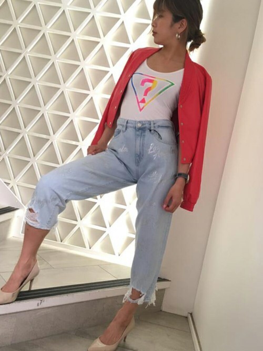 ホワイト系のタンクトップ、ブルー系のデニムパンツ、レッド系のその他アウターを着用したレディースの夏コーディネートの1枚目の写真