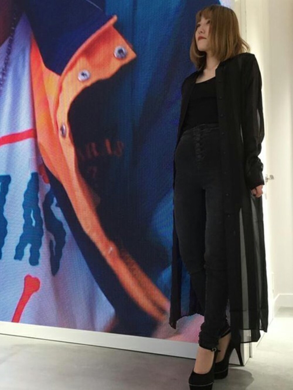 ブラック系のタンクトップ、ブラック系のシャツ/ブラウスを着用したレディースの春コーディネートの1枚目の写真