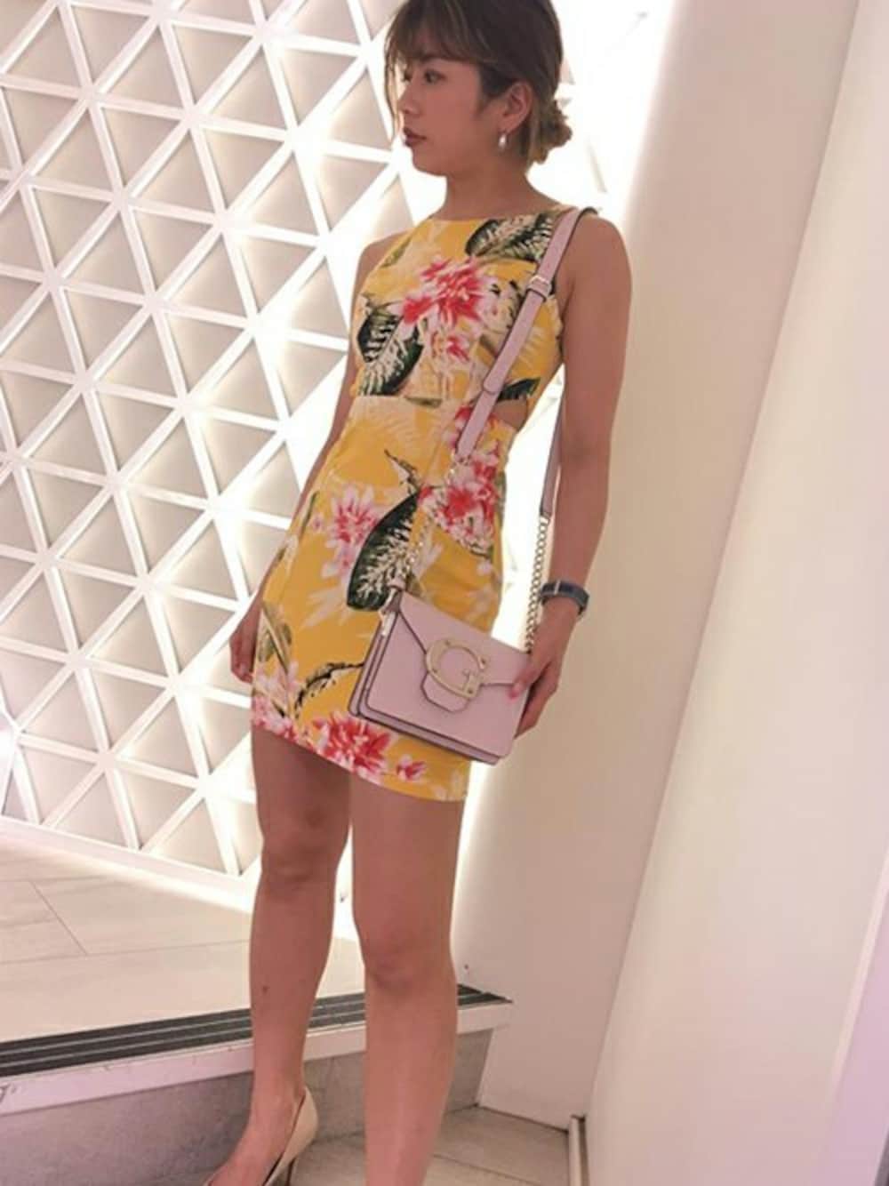 「ワンピース、イエロー、ベージュ、ロゴ、大人コーデ、花柄ワンピース、guess」｜「GuessのCAMILA MINI CROSSBODY FLAP（ショルダーバッグ、ピンク系）」を使った、GUESS JAPANさん（レディース・165cm）の夏コーディネートの1枚目の写真