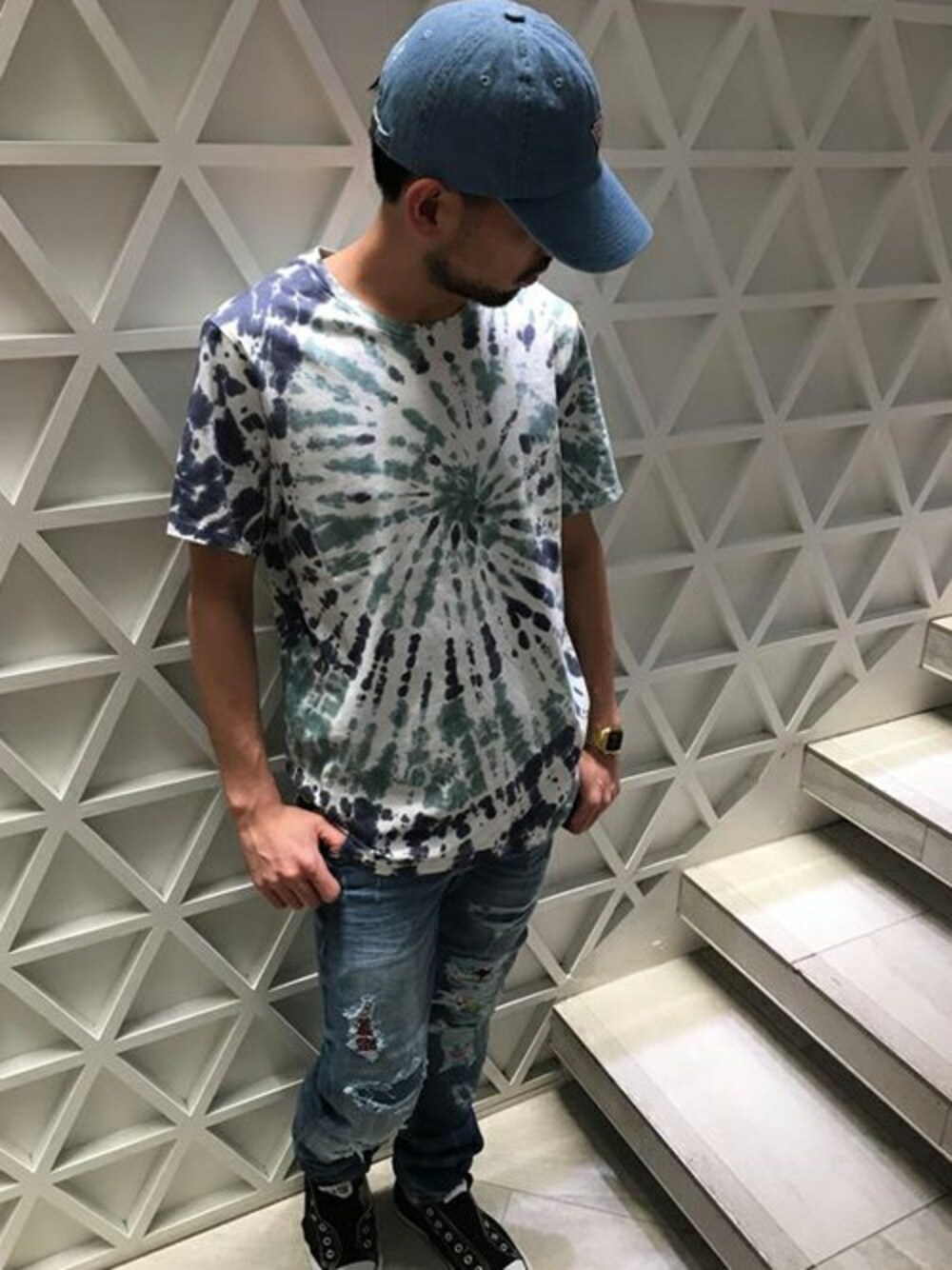 「デニム、ブルー、キャップ、Tシャツ、デニムパンツ、ブルーコーデ、夏コーデ、guess、Tシャツ×デニム、絞り染め」｜「GuessのTRIANGLE LOGO DENIM 6PANEL CAP (ゲス トライアングルロゴ デニム6パネルキャップ)（キャップ、ブルー系）」を使った、GUESS JAPANさん（メンズ・165cm）の夏コーディネートの1枚目の写真