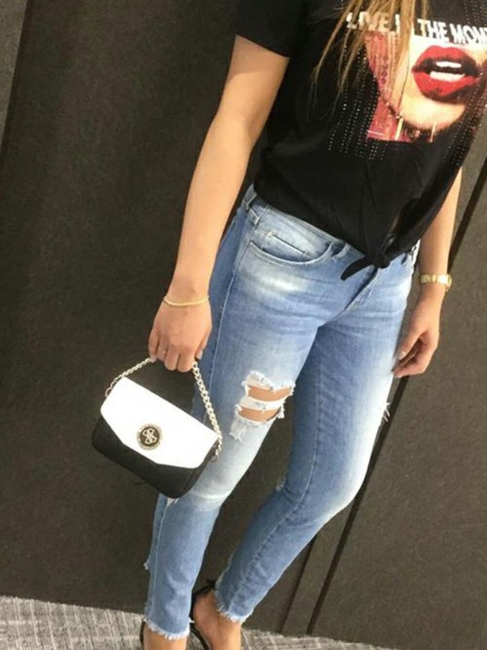 ブラック系のTシャツ/カットソー、ブルー系のデニムパンツ、ホワイト系のボディバッグ/ウエストポーチを着用したレディースの夏コーディネートの1枚目の写真