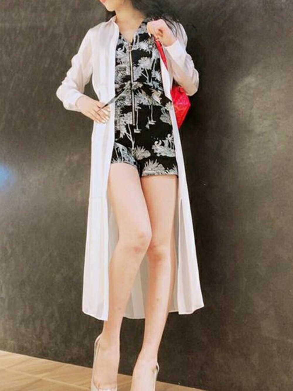「ピンク、オールインワン、モノトーン、大人カジュアル、ロンパース、大人コーデ、シャツスタイル、夏コーデ、guess」｜「GuessのVERA LONG SHIRT（シャツ/ブラウス、ホワイト系）」を使った、GUESS JAPANさん（レディース・171cm）の夏コーディネートの1枚目の写真