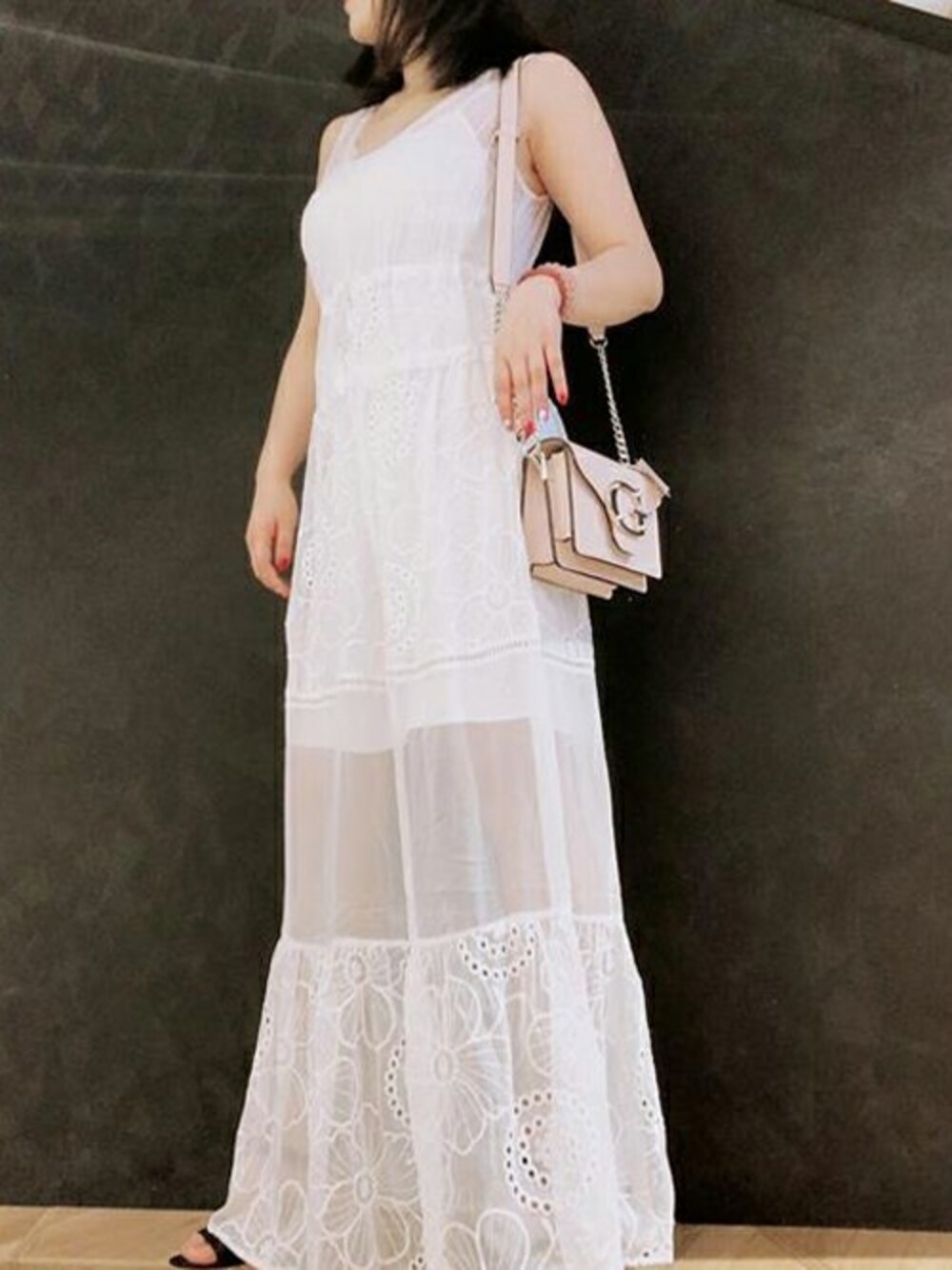 「ワンピース、ロゴ、夏コーデ、guess、白ワンピース、大人ガーリー、ロゴバッグ」｜「GuessのADRINA GAUZE MAXI DRESS（ドレス、ホワイト系）」を使った、GUESS JAPANさん（レディース・163cm）の夏コーディネートの1枚目の写真