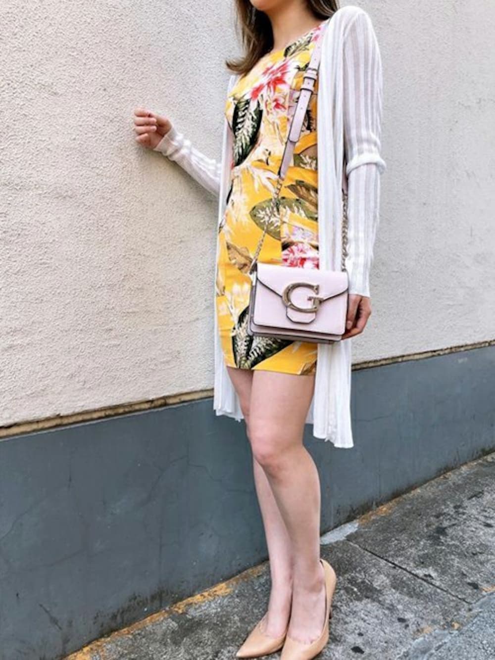「ワンピース、白シャツ、イエロー、花柄、大人コーデ、シャツワンピ、花柄ワンピース、guess、ロゴバッグ」｜「GuessのCHRISTABEL TIE-FRONT CARDIGAN（カーディガン/ボレロ、ホワイト系）」を使った、GUESS JAPANさん（レディース・165cm）の夏コーディネートの1枚目の写真