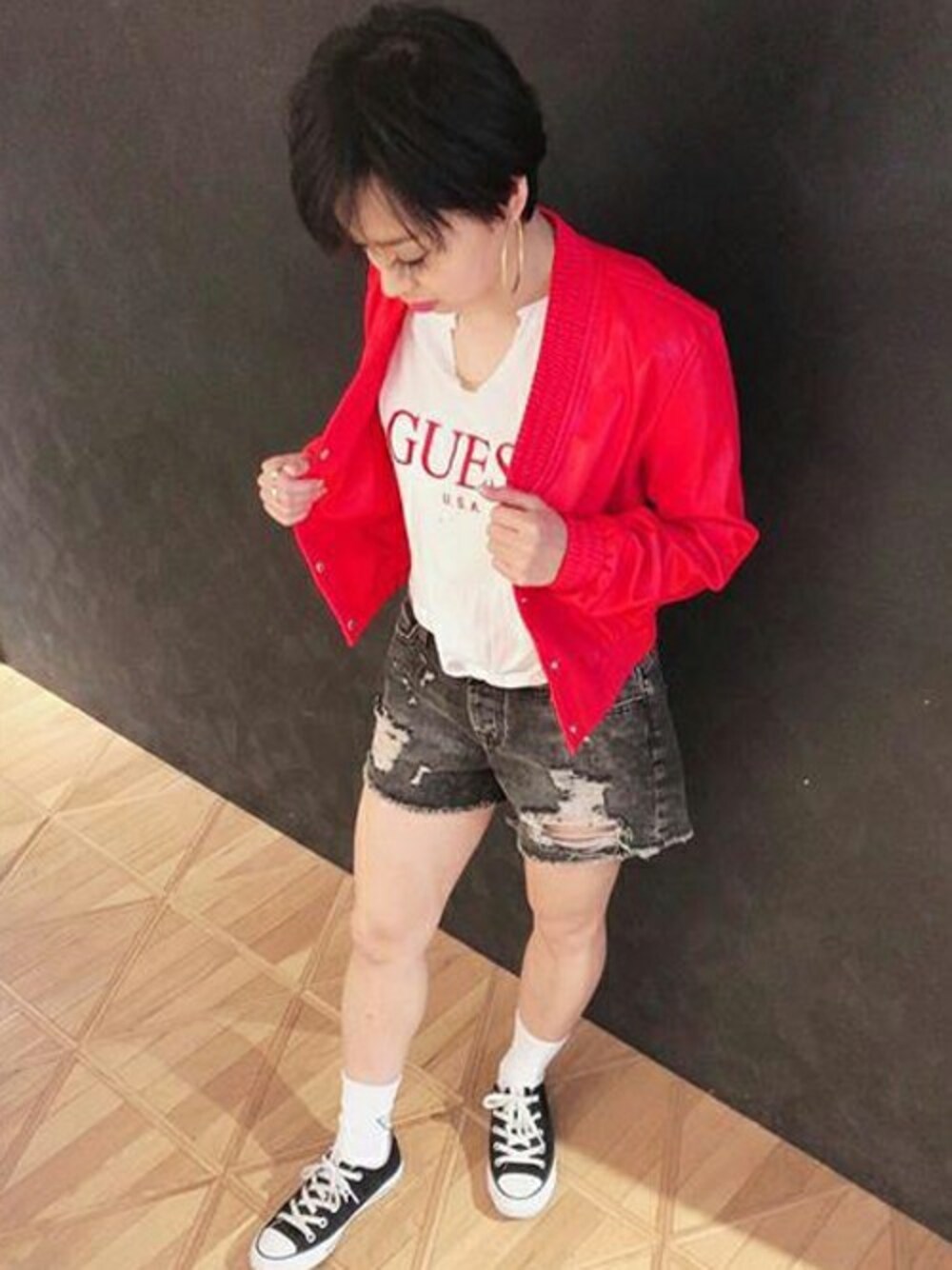 「ショートパンツ、レッド、デニムパンツ、ダメージデニムパンツ、白Tシャツ、guess、Tシャツ×デニム」｜「GuessのLOGO CROPPED TEE（Tシャツ/カットソー、ホワイト系）」を使った、GUESS JAPANさん（レディース・148cm）の夏コーディネートの1枚目の写真